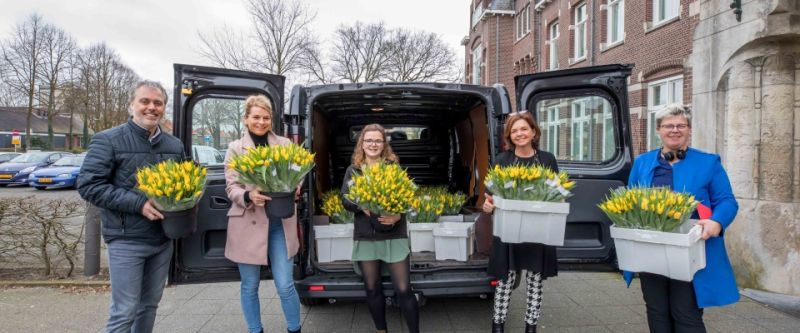 Renaultdealer Van Kesteren regelt gratis voorjaarsbloemen voor ouderen