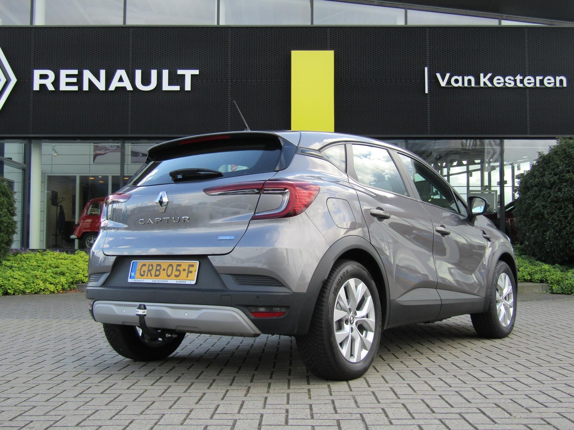 RENAULT Captur E-Tech Hybrid 145pk / Trekhaak / Navigatie / Camera / 4 Seizoen banden