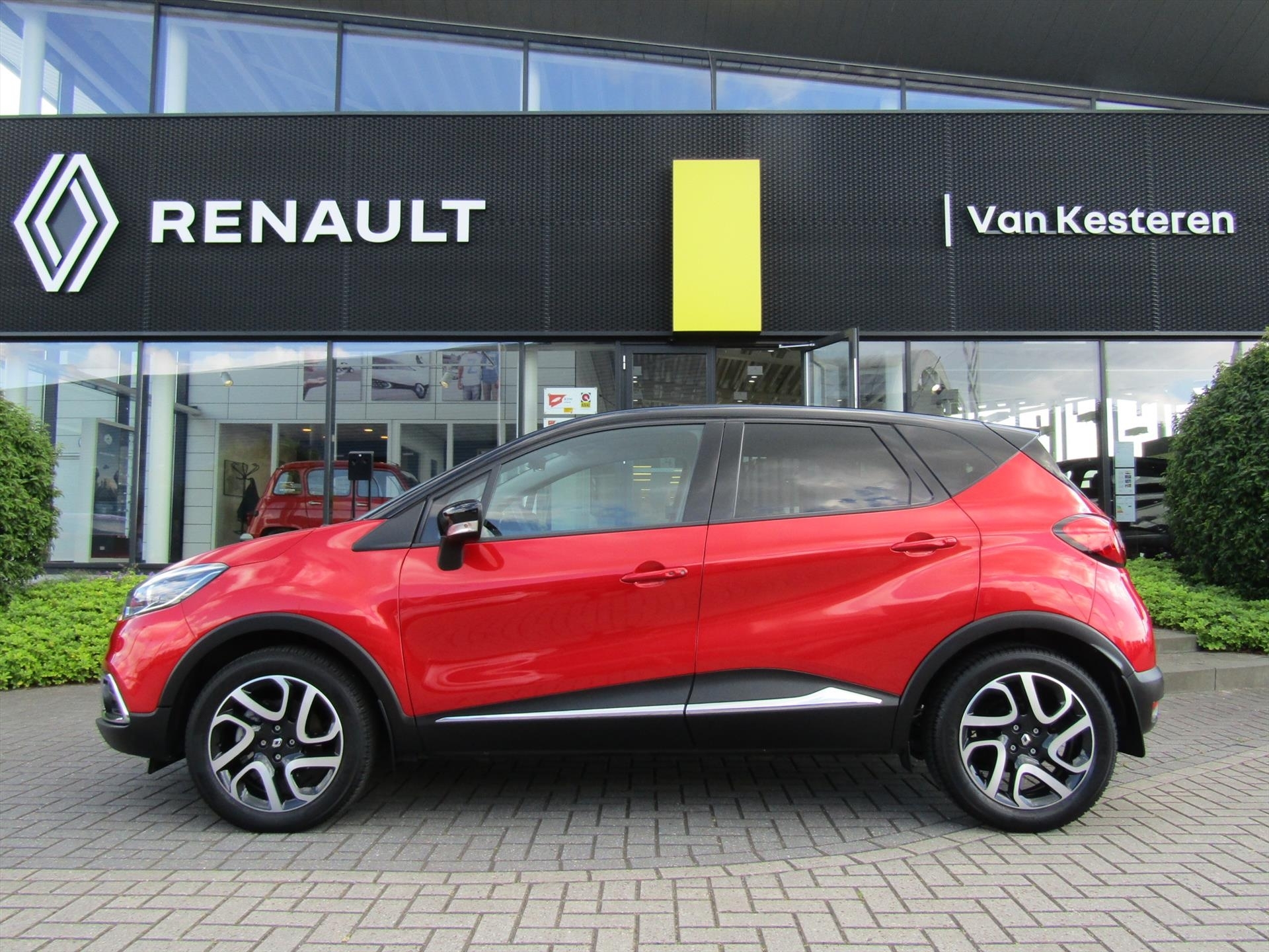 RENAULT Captur TCe 120pk EDC Helly Hansen / Trekhaak / Navigatie / Camera / 1e eigenaar