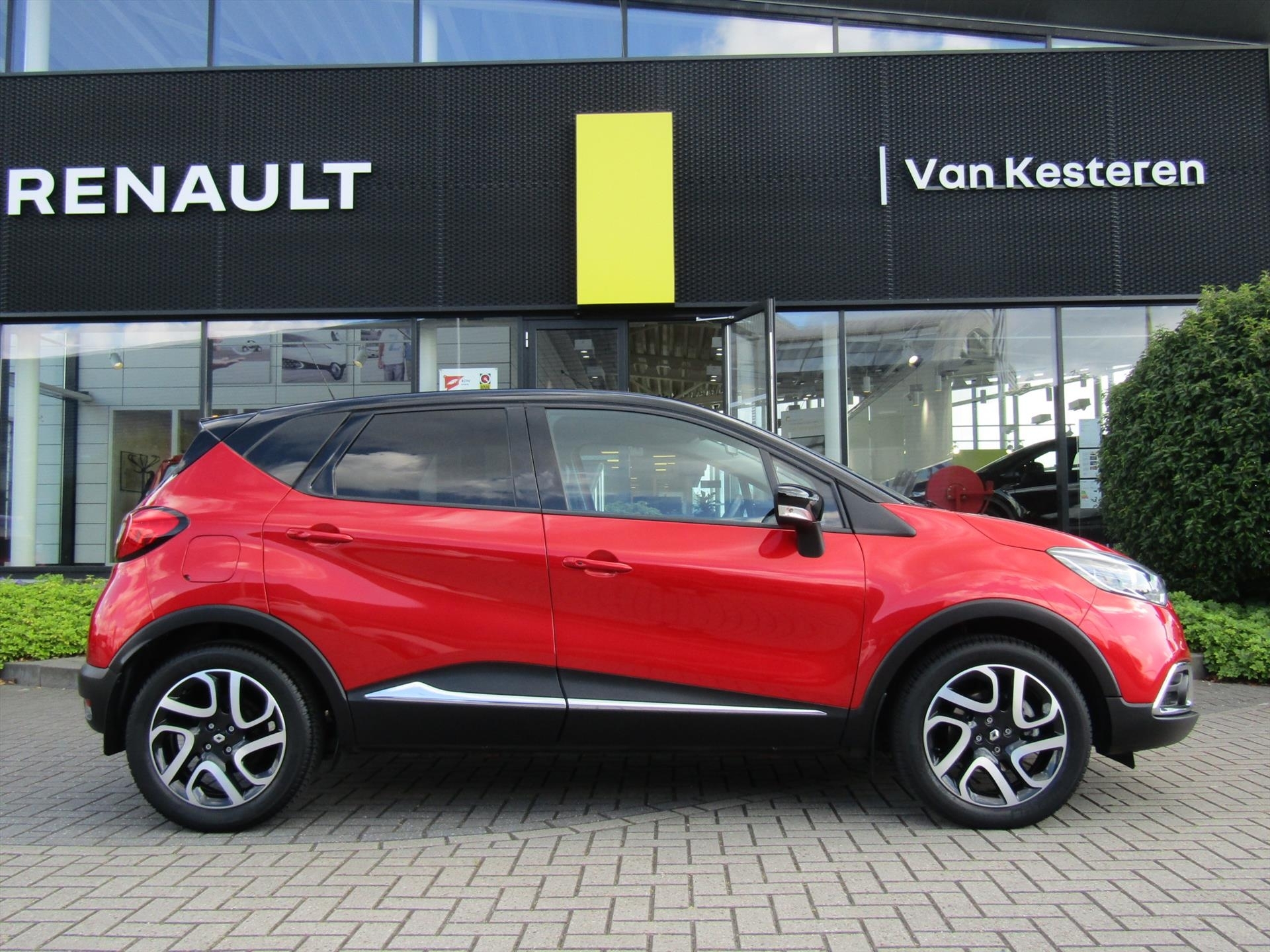 RENAULT Captur TCe 120pk EDC Helly Hansen / Trekhaak / Navigatie / Camera / 1e eigenaar