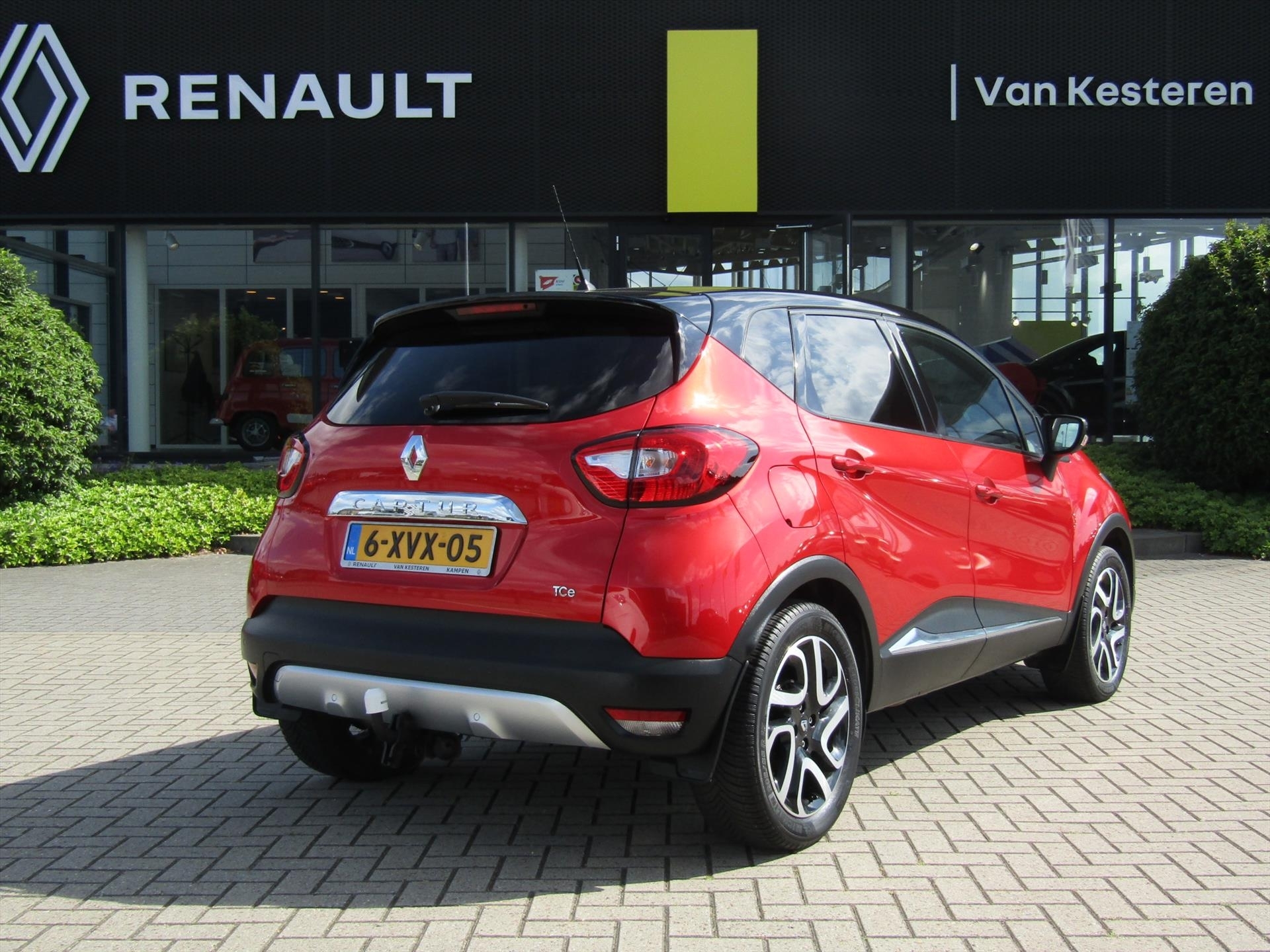 RENAULT Captur TCe 120pk EDC Helly Hansen / Trekhaak / Navigatie / Camera / 1e eigenaar