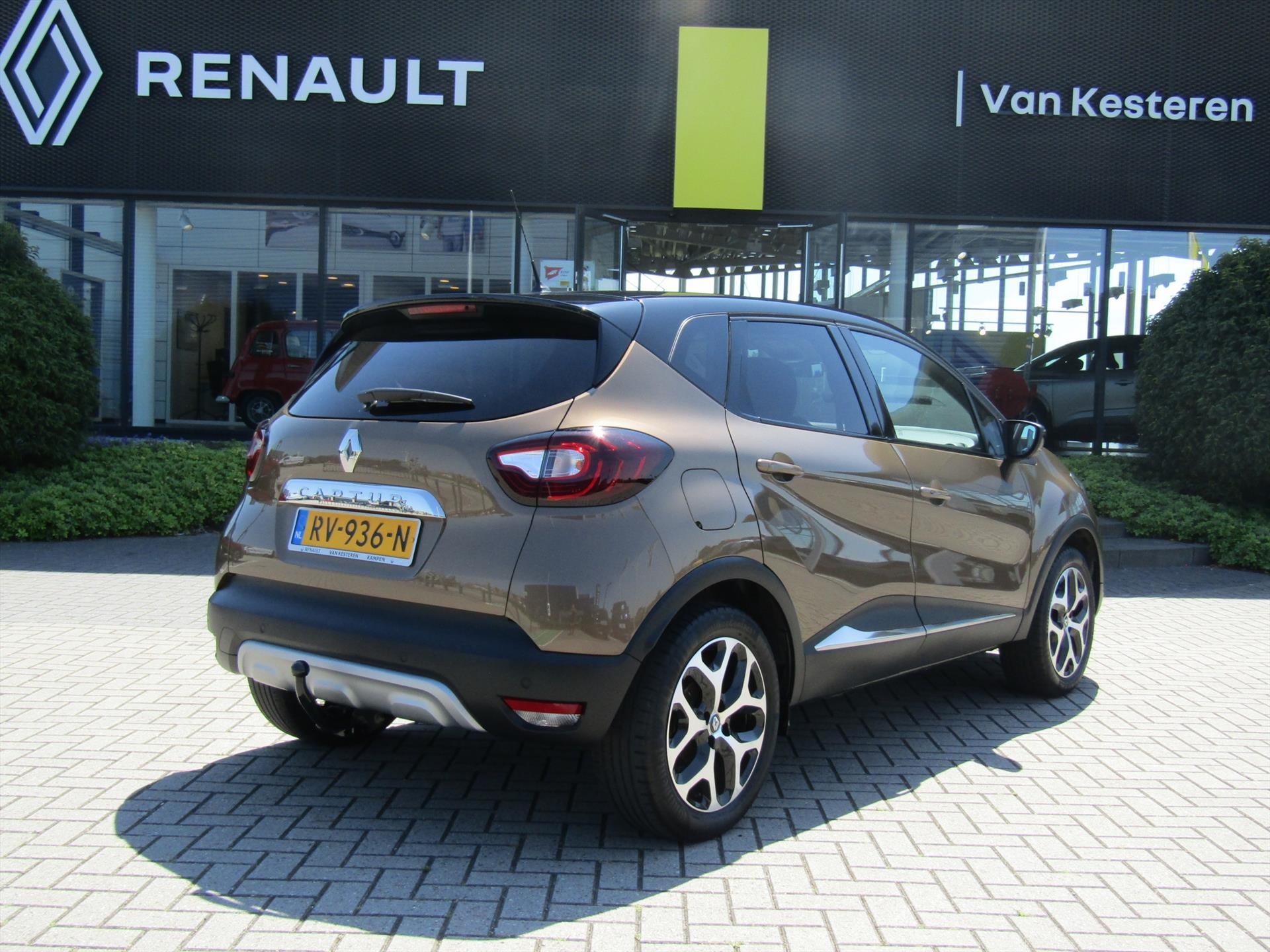 RENAULT Captur TCe 120pk Intens / Trekhaak / Navigatie / Camera / 1e eigenaar / Compleet dealer O.H