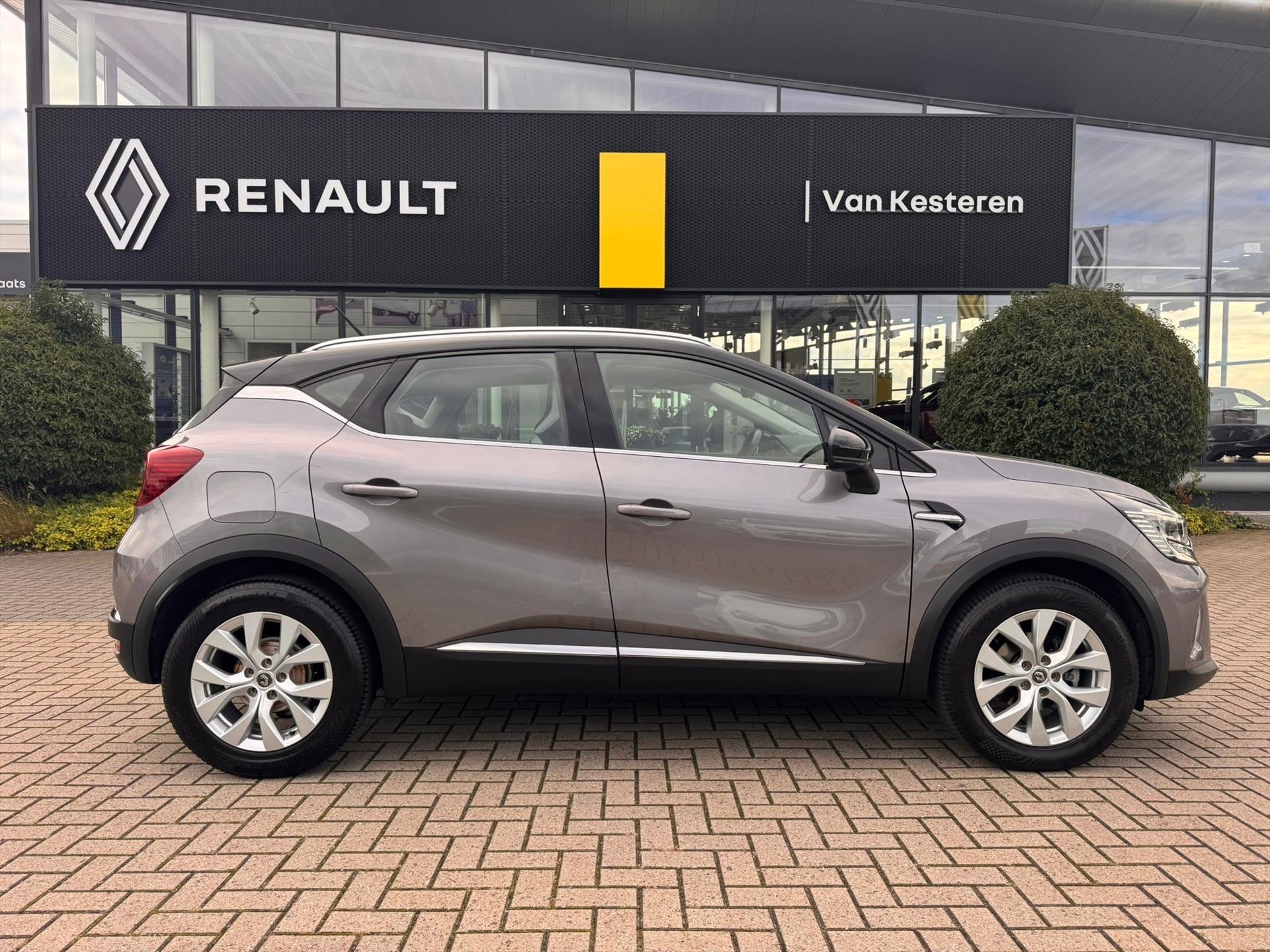 RENAULT Captur TCe 130pk GPF Intens / Trekhaak / Navigatie / Camera / Dakrails
