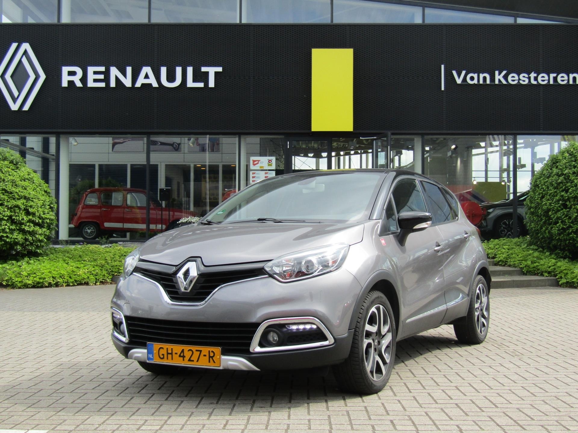 RENAULT Captur TCe 90PK Helly Hansen / Trekhaak / Navigatie / Camera / 1e eigenaar / Compleet dealer O.H.
