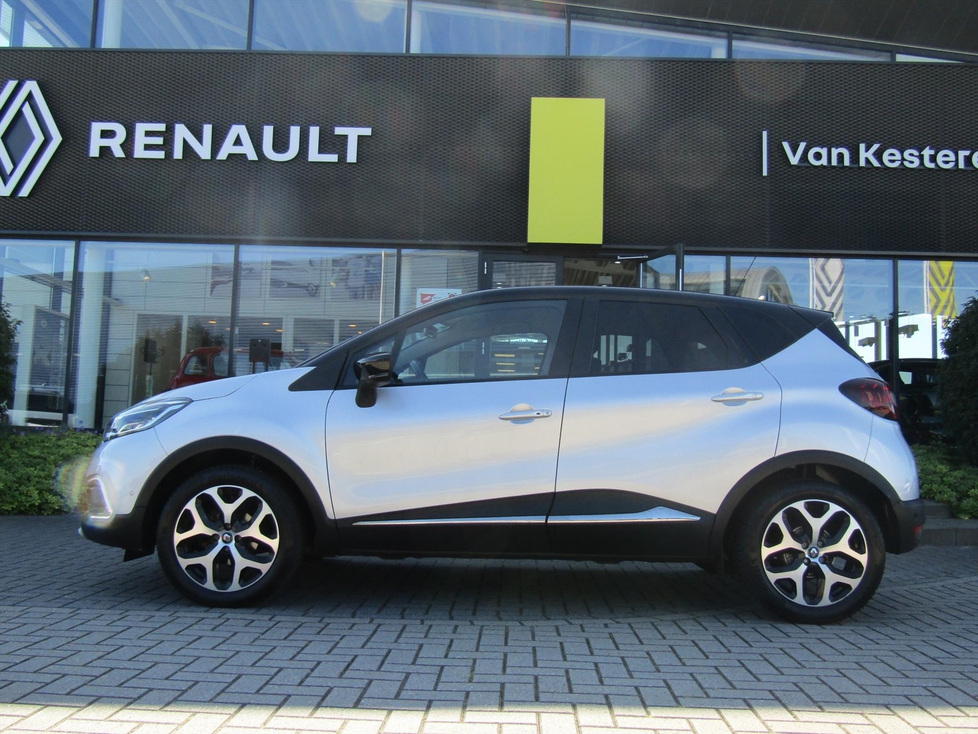 RENAULT Captur TCe 90pk Intens / Trekhaak / Navigatie / Camera / Blindspotwarning