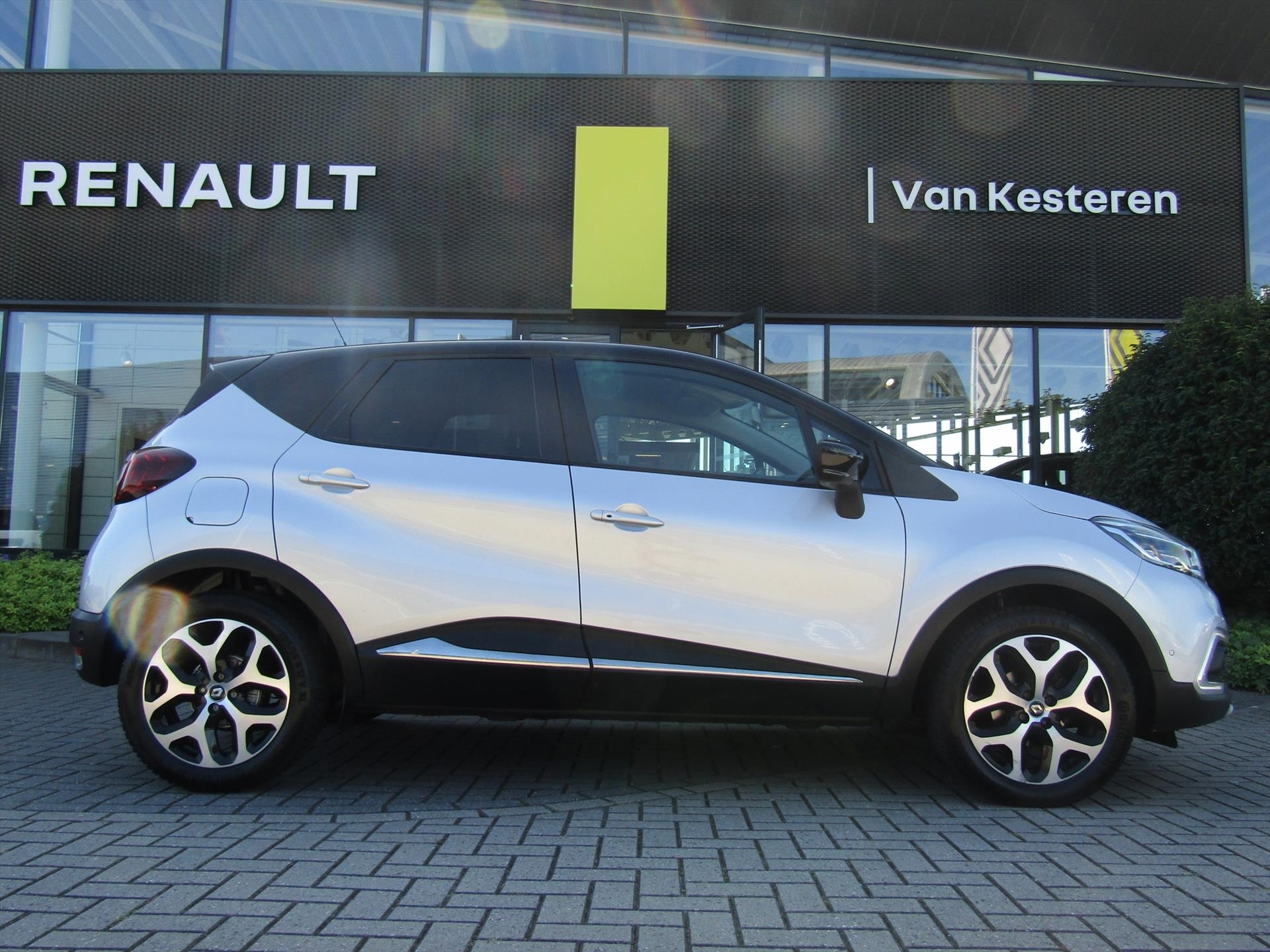 RENAULT Captur TCe 90pk Intens / Trekhaak / Navigatie / Camera / Blindspotwarning