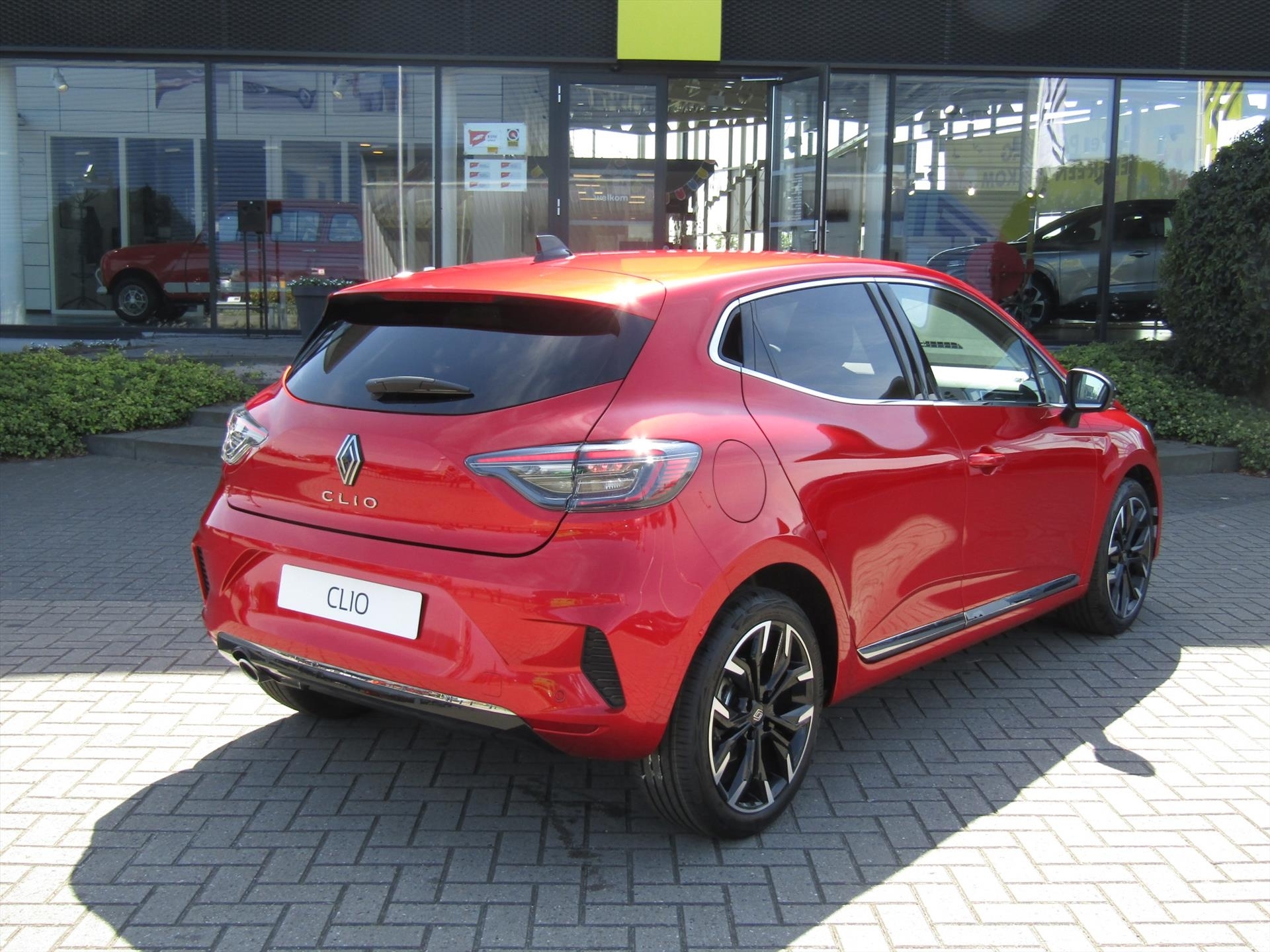 Renault Clio 1.0 TCe 90pk GPF Techno / 360g Camera / 17'' Lmv / Blind Spot Warning / Adaptive Cruise / Rijklaarprijs 26.663,-