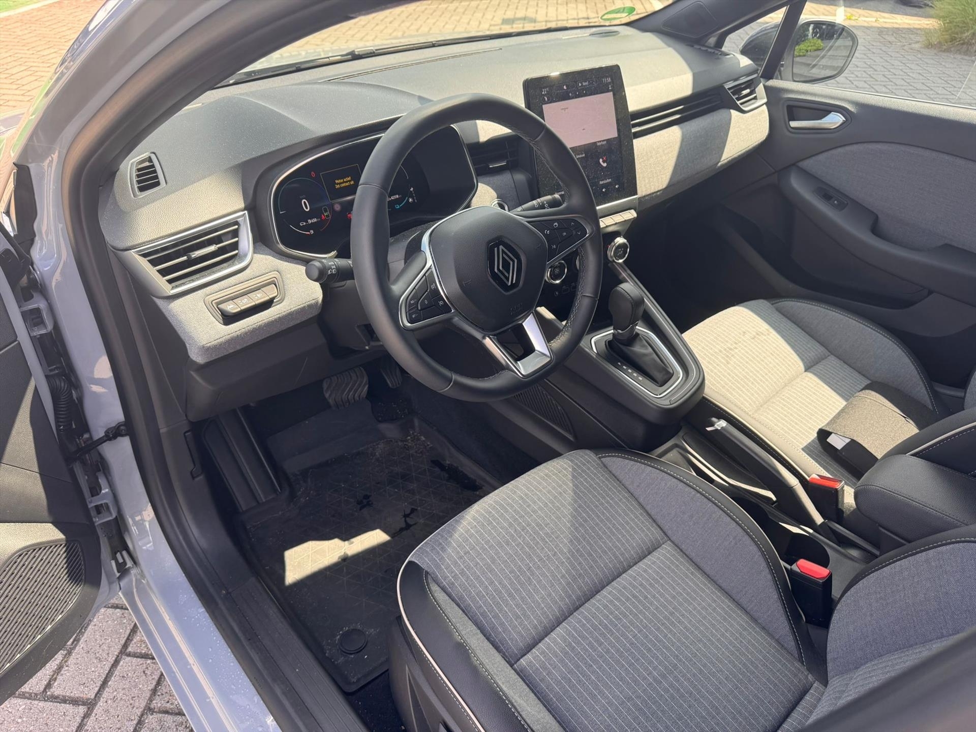 RENAULT Clio 1.6 E-Tech Hybrid 145pk Techno / Groot scherm 9,3'' navi / Pack Look 17'' LMV / Camera / 1e eigenaar