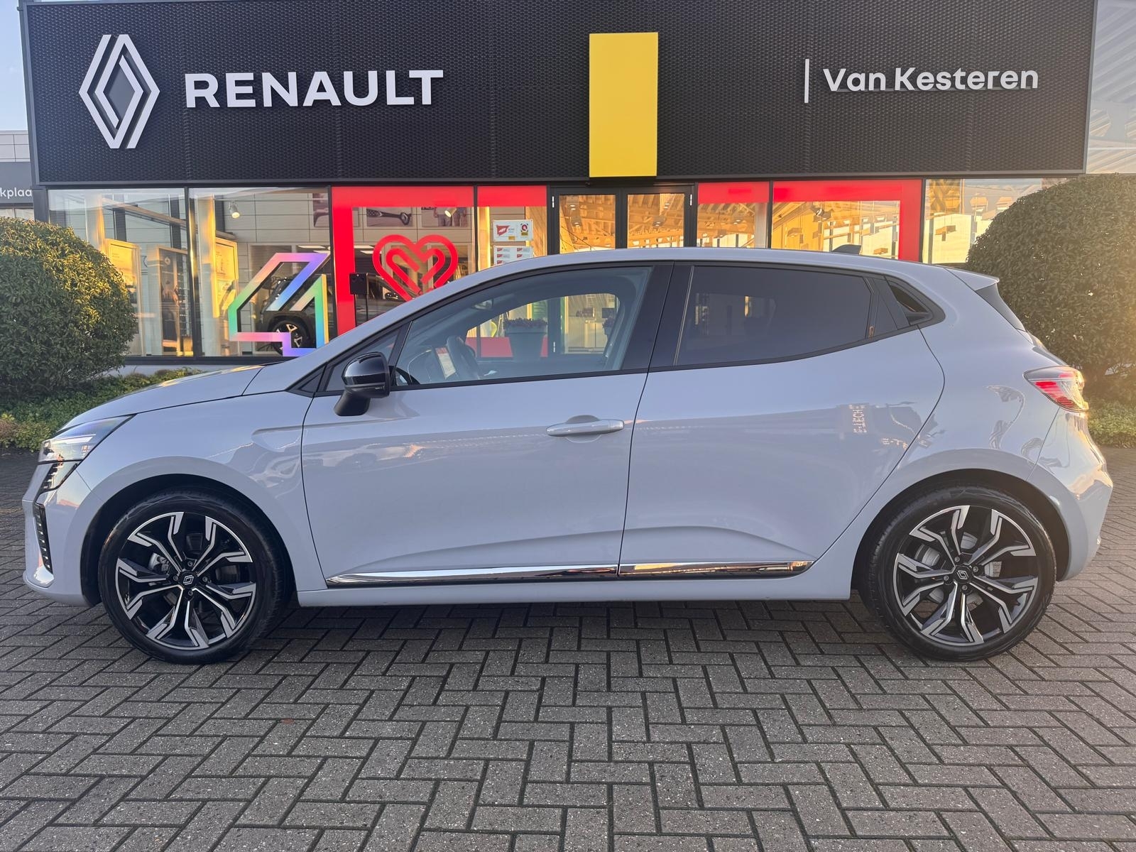 Renault Clio E-Tech Hybrid 145 Techno / 9,3 Navigatie / Camera / 17"/ Stoelverw. 