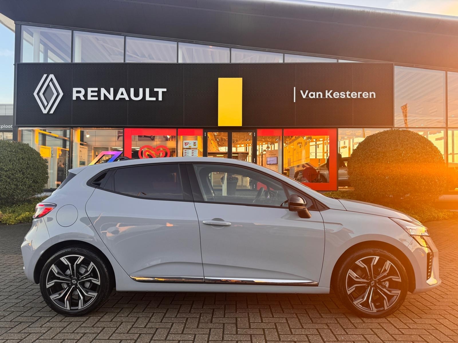 Renault Clio E-Tech Hybrid 145 Techno / 9,3 Navigatie / Camera / 17"/ Stoelverw. 