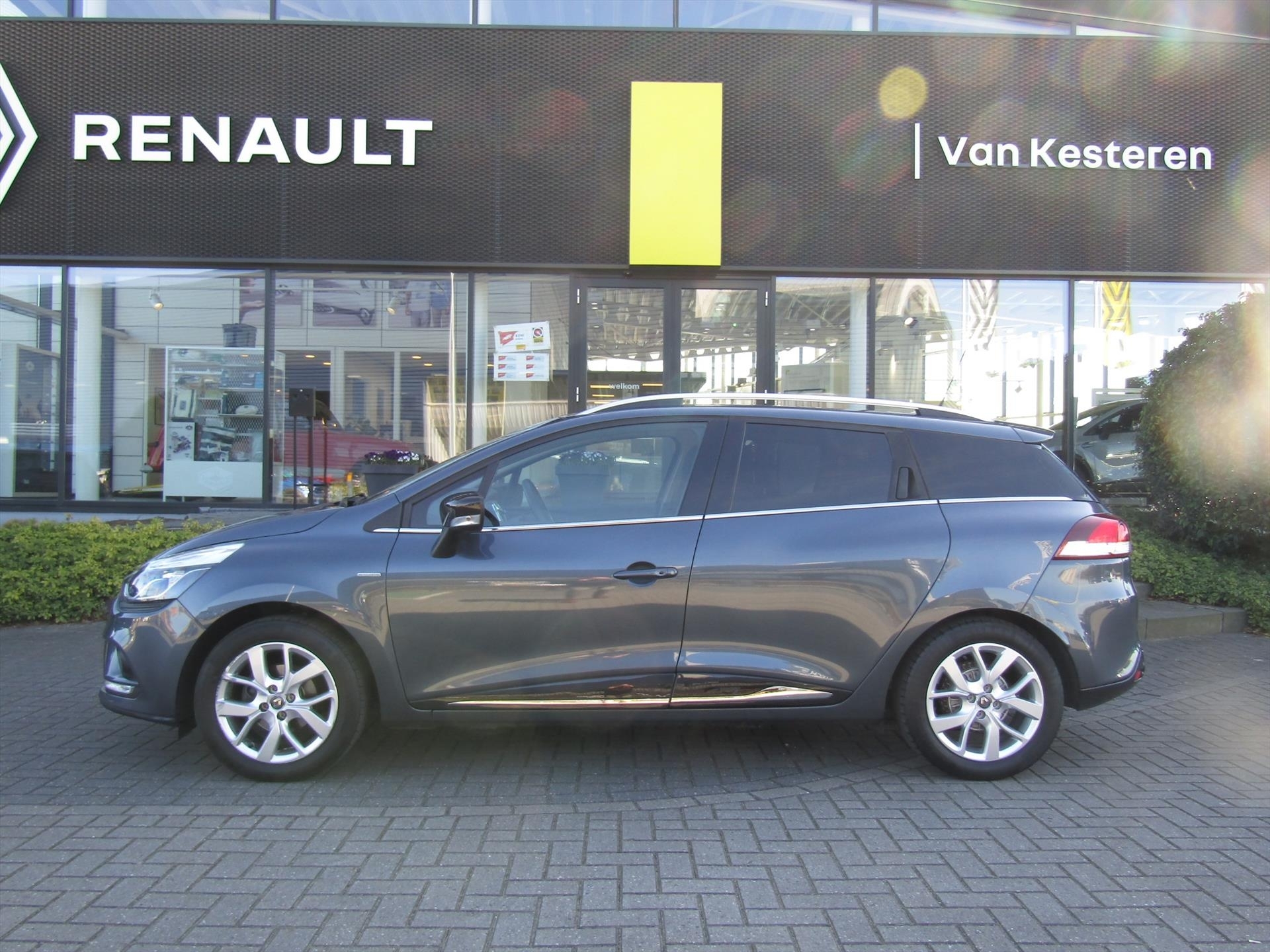 RENAULT Clio Estate TCe 90pk Limited / 1e eigenaar / Compleet dealer O.H. inclusief Winterbanden